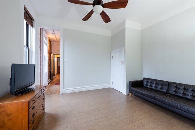 Building Photo - 207 8th St