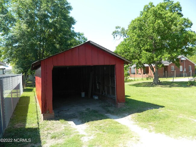 Building Photo - 404 W Daniels St