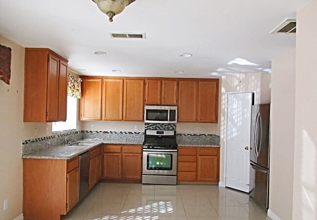 Building Photo - 6023 Vista San Isidro