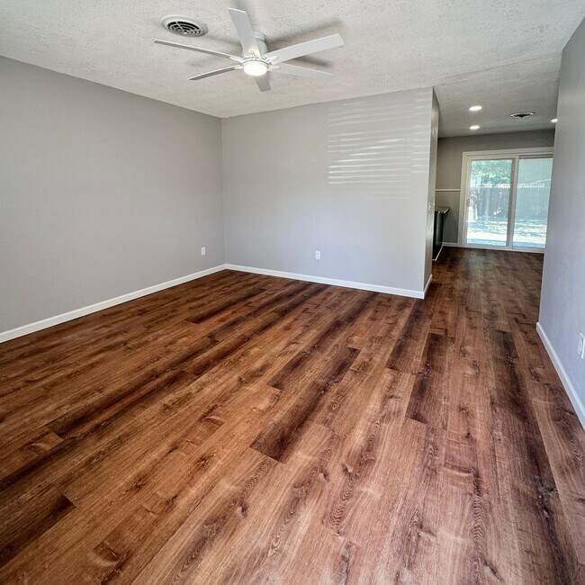 Building Photo - MOVE IN SPECIAL 1/2 OFF FIRST FULL MONTHS ...