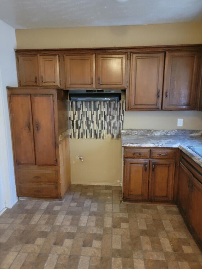 Building Photo - 1305 Pinewood Ct