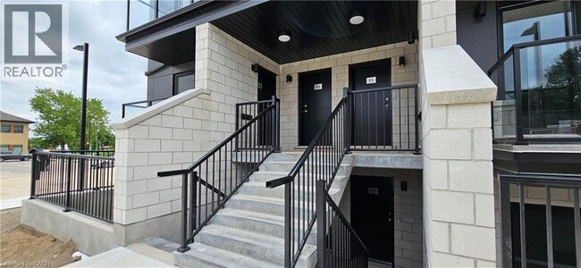 Photo du bâtiment - 410 Northfield Dr W