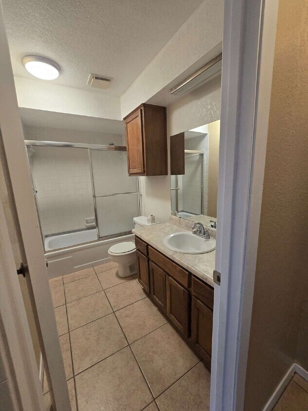 Foto del edificio - "Charming 3-Bed, 2-Bath Duplex Retreat in ...