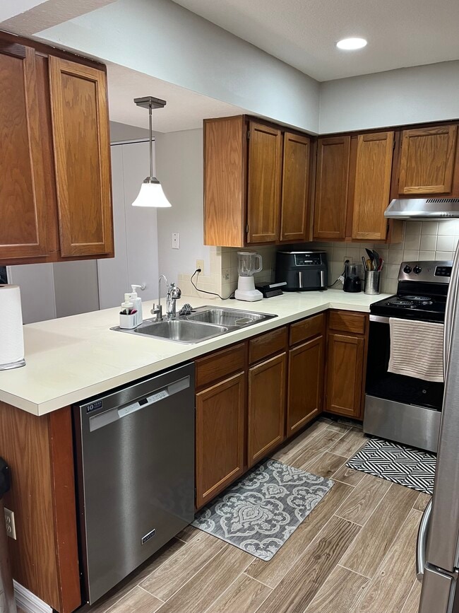 Kitchen - 4114 Woodlark Dr