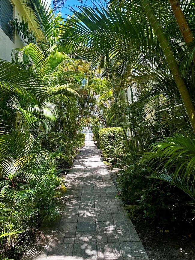 Foto del edificio - 4730 Pine Tree Dr