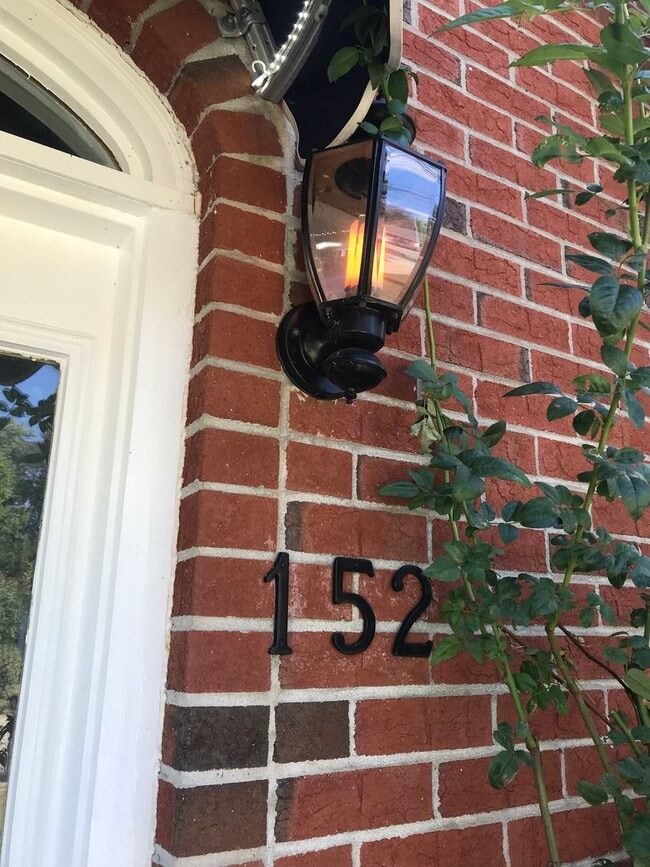 Building Photo - Nice 2 bedroom 2.5 bath town home in quiet...
