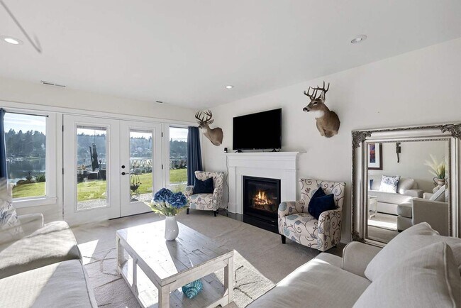 Foto del edificio - Waterfront  Fully Furnished 3-bedroom 2.5-...