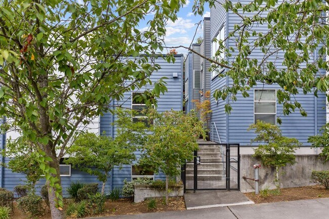 Entrada con puerta - 1800 11th Ave