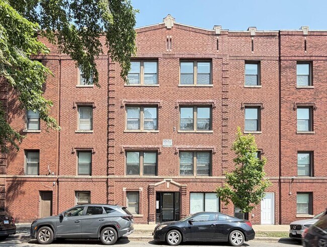 Building Photo - 3247 N Damen Ave