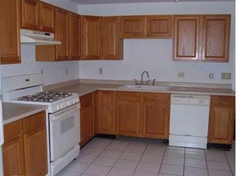 Large kitchen - 92 Beechwood Ave