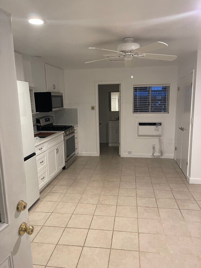 Studio - 7330 Yarmouth Ave