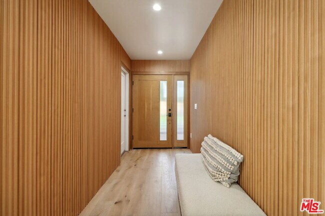 Foto del edificio - 4656 Greenbush Ave