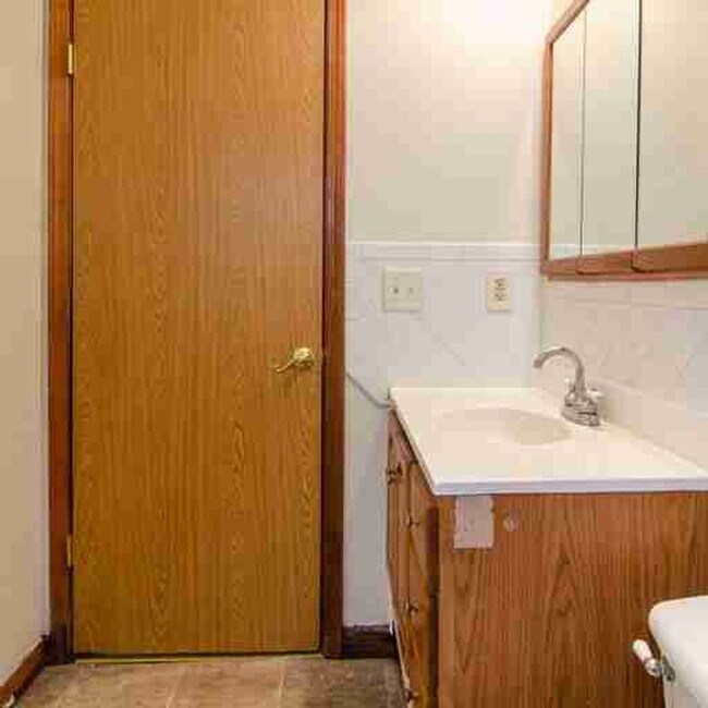 Building Photo - Cozy 2 Bedroom Home