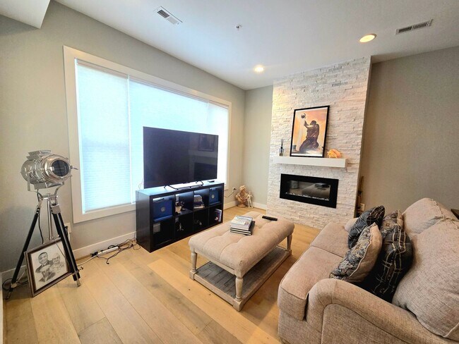 Building Photo - Updated 2 BR/2 BA Condo | Top Floor Living...