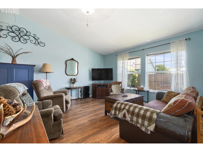 Living room - 909 Madrona Ave