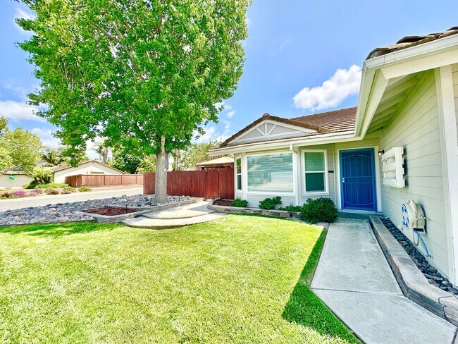 Foto del edificio - Wonderful Single-Story Home on Spacious Corner Lot with Privately Fenced Yard Space & Attached-Tw...