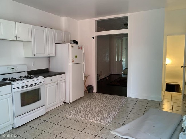 Building Photo - 3 br, 1 bath Apartment - 2112 W Saratoga St