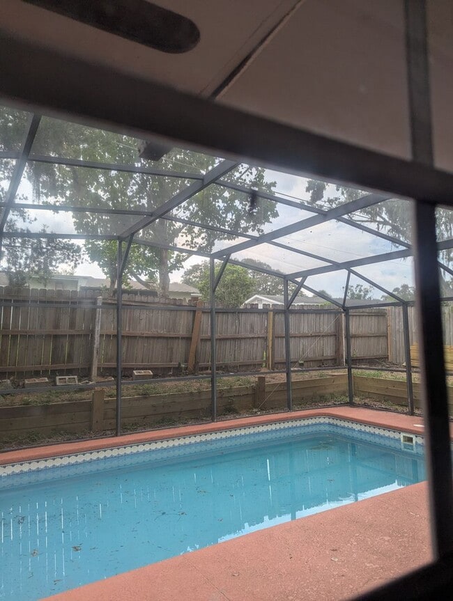 Building Photo - Great family home with swimming pool and g...