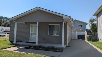 Building Photo - 136 Huron Cir