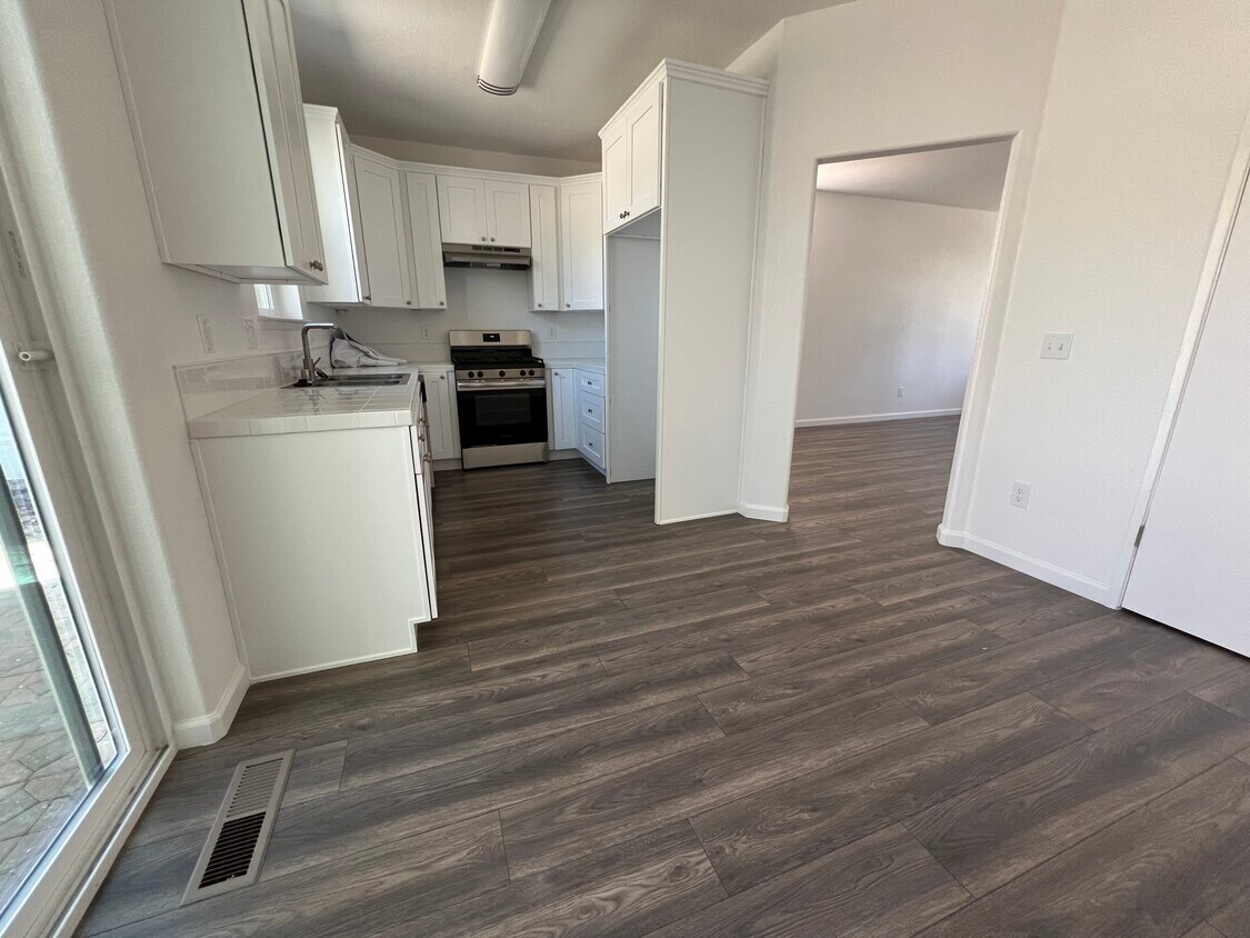 Foto principal - 3292 Newmark Dr
