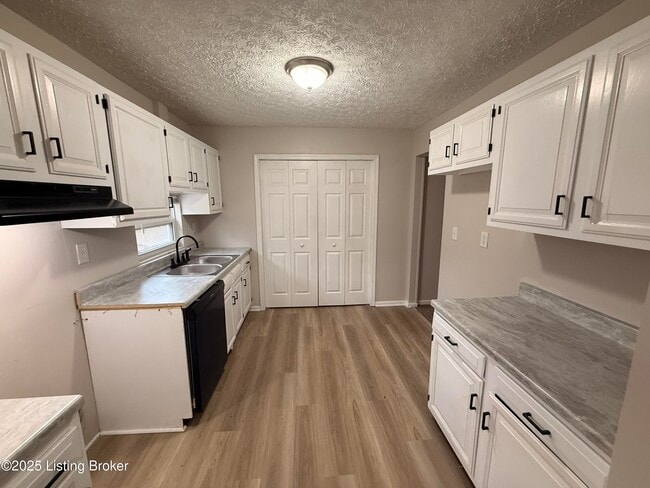 Foto del edificio - 8401 Roseborough Rd