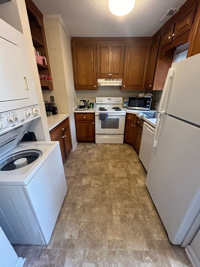 Building Photo - Chapel Hill /Hillsborough St Townhouse