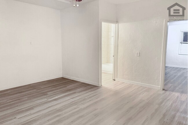 Foto del edificio - 2Bed/1Bath Apartment at Camelback Rd/Central Ave! Move-In Ready on 06/04/2026! – NO HOA!