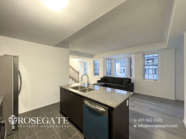 Photo du bâtiment - Spacious 3-Bedroom, 2.5-Bathroom Townhome with Parking & Juliet Balcony in Brampton