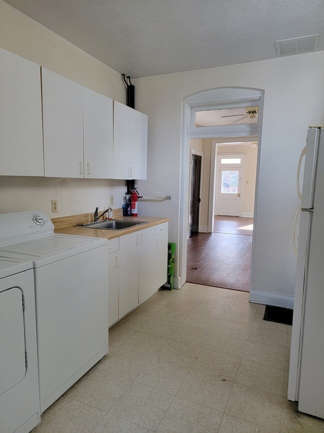 Building Photo - 353 Main St