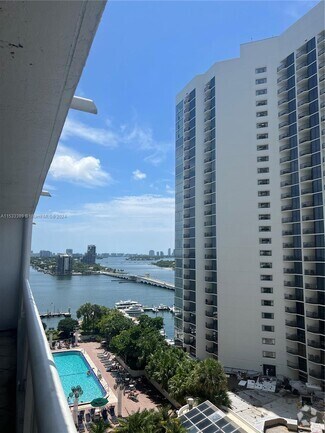 Building Photo - 1717 N Bayshore Dr