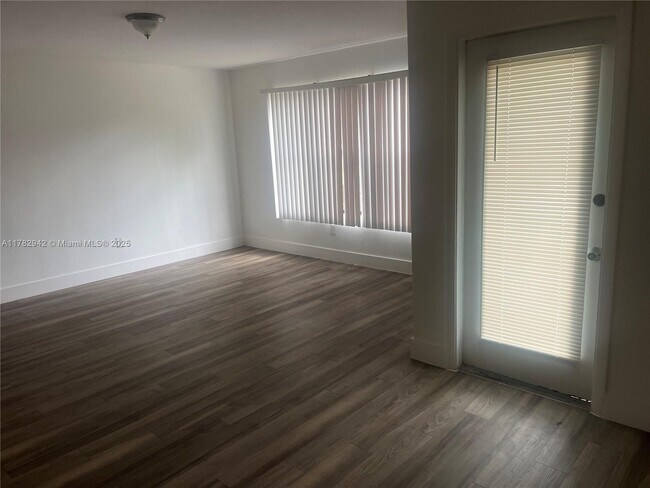 Foto del edificio - 4361 W McNab Rd