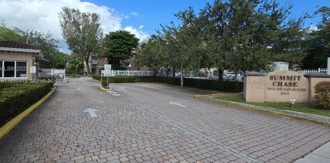 Foto del edificio - 8405 NW 8th St