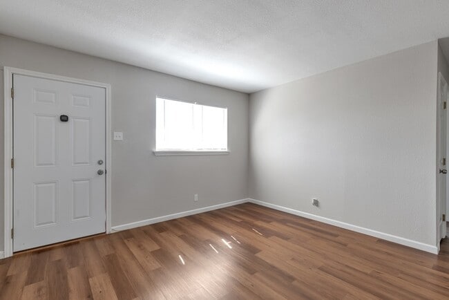Building Photo - 811 John Adams Dr