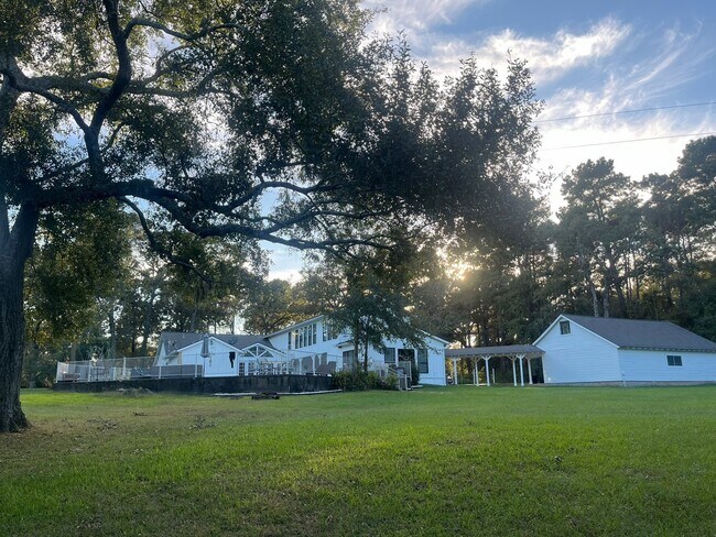 Foto del edificio - 8402 Matthews Ln