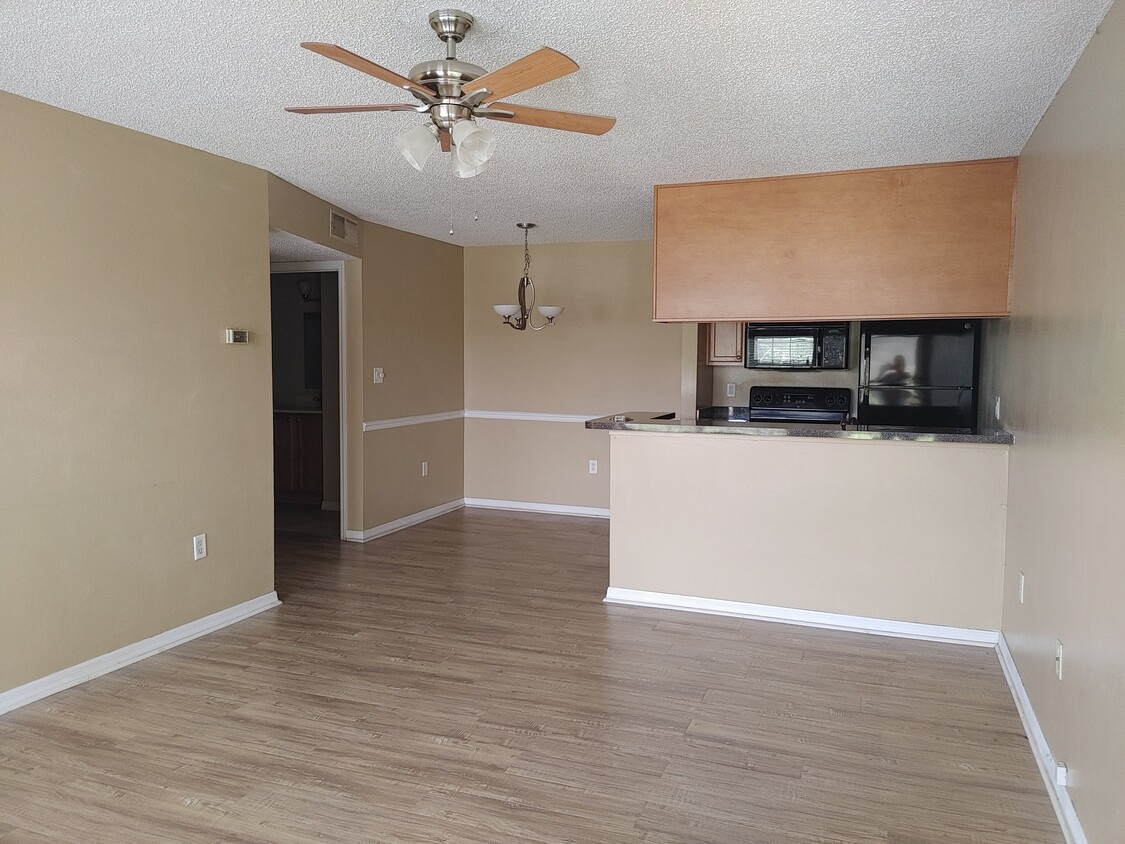 Spacious family room @ kitchen - 215 Lake Brook Cir