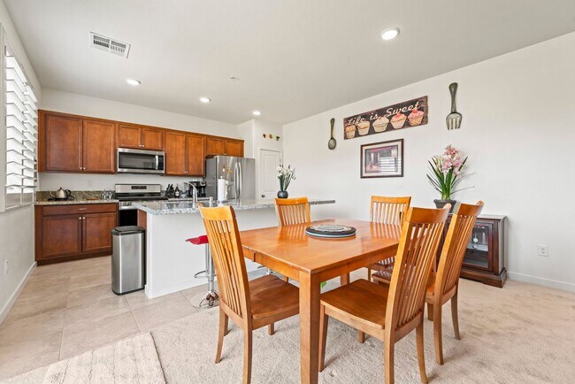 Building Photo - Fully Furnished Modern Townhome with Flexible Leases and All Utilities Included