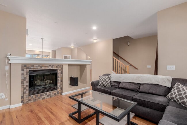 Foto del edificio - A contemporary 1826 sq ft. 3 Bedroom / 3 Bath Belmar Townhome for rent