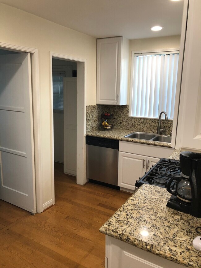 Kitchen - 534 Grand Blvd
