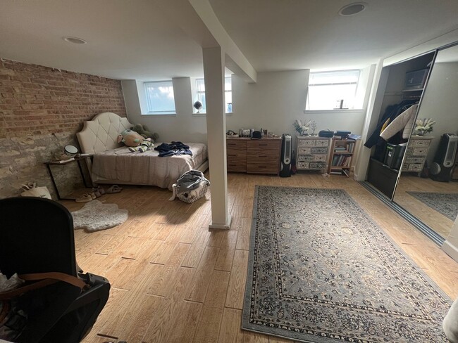 Building Photo - Must See Duplex in Lakeview!