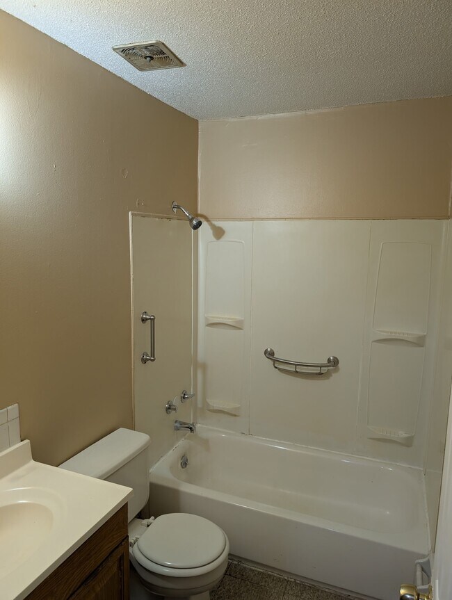 Building Photo - 2816 E 10th St