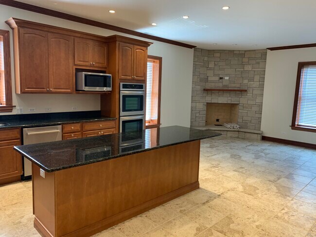 Kitchen - 5816 N Kenmore Ave
