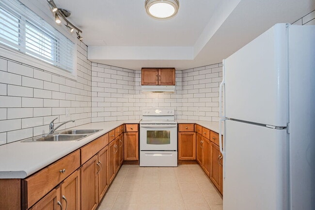 Building Photo - 986 Edinburgh Rd S