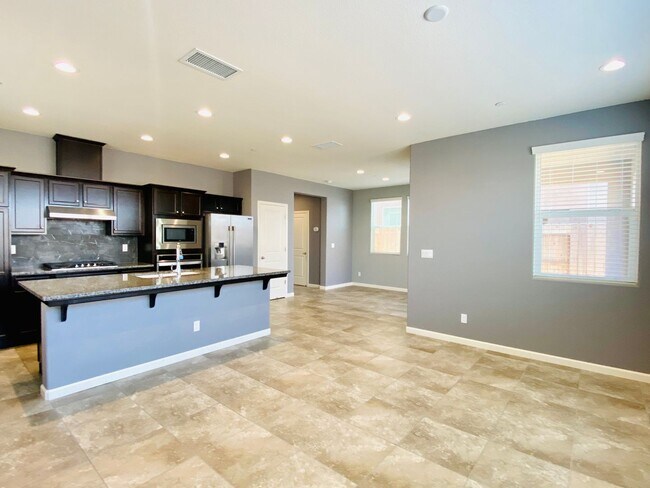 Foto del edificio - $2,395 Belmont & Fowler, 3 Bedroom - N Eli...