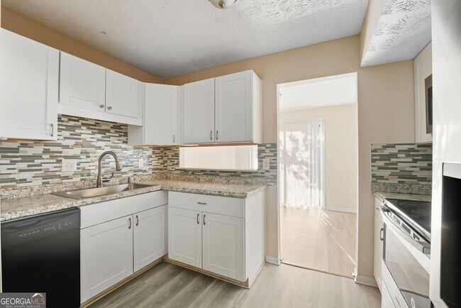 Foto del edificio - 293 Country Club Dr