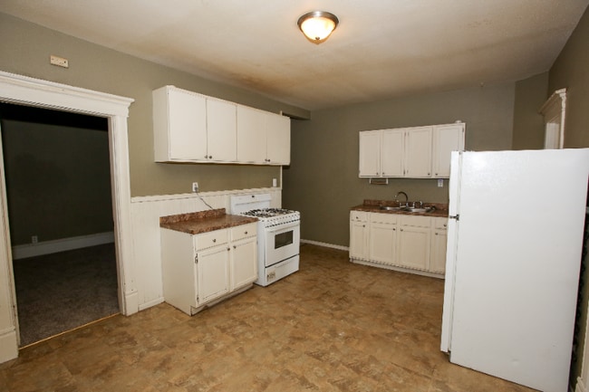 Building Photo - 644 Van Buren St NE