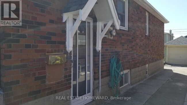 Building Photo - 328 Linsmore Cres