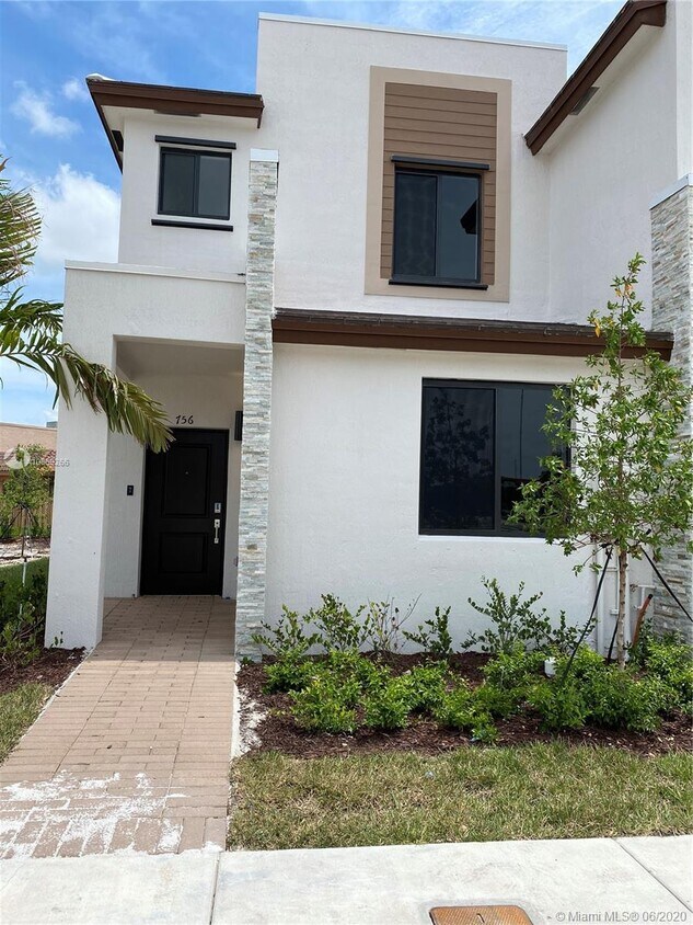 Foto principal - 756 NE 207th St