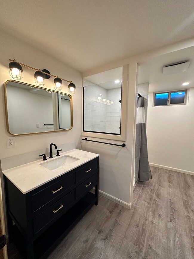 Building Photo - Large 4 Bed, 2 Bath House Available For Rent*