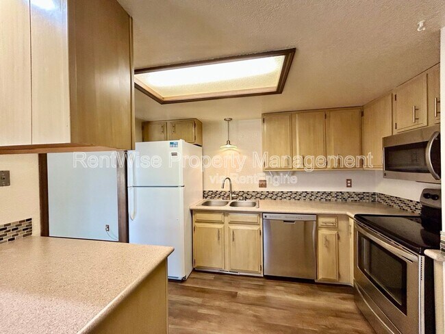 Foto del edificio - 875 N Gossett Pl