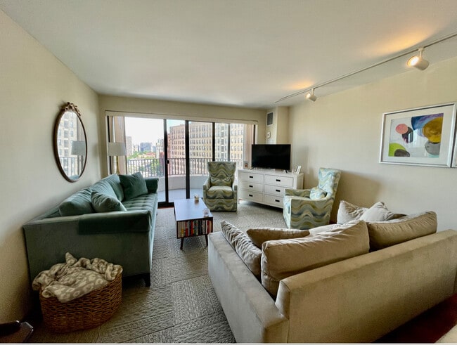 Building Photo - 2020 N Lincoln Park W